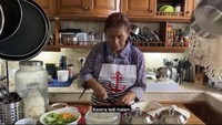 Kalau ini momen saat ibu Susi Pudjiastuti sedang menyiapkan bahan untuk memasak nasi goreng kreasinya sendiri. Foto: Instagram @susipudjiastuti115