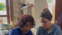 Bersama sang putri, Nadine, pemilik maskapai penerbangan Susi Air itu juga sempat membuat pasta kentang ala Italia bernama gnocchi. Foto: Instagram @susipudjiastuti115