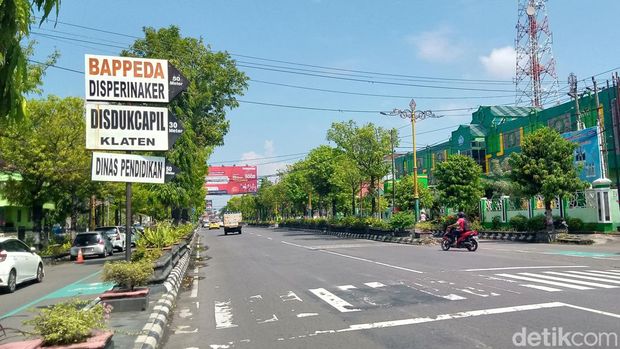 Pintu masuk utama gedung DPRD Klaten di jalan Pemuda.