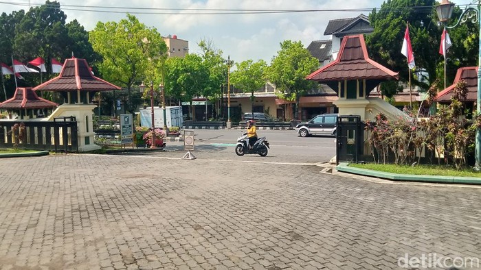 Pintu masuk utama gedung DPRD Klaten di jalan Pemuda.