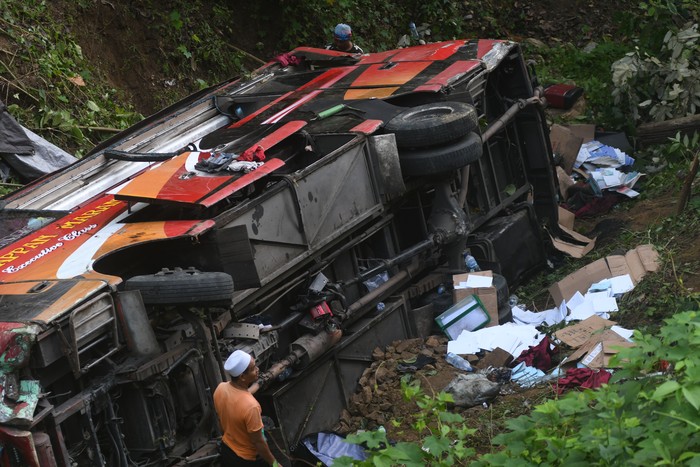 Seorang pria berada di sekitar bus pengangkut santri yang masuk ke jurang di kawasan Pegunungan Kebun Kopi di Parigi Moutong, Sulawesi Tengah, Kamis (4/5/2023). Bus rombongan santri tujuan Pondok Pesantren Gontor Kabupaten Poso tersebut mengalami kecelakaan dan mengakibatkan tiga orang santri meninggal dunia sementara yang lain luka-luka. ANTARA FOTO/Mohamad Hamzah/foc.