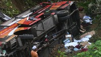 Seorang pria berada di sekitar bus pengangkut santri yang masuk ke jurang di kawasan Pegunungan Kebun Kopi di Parigi Moutong, Sulawesi Tengah, Kamis (4/5/2023). 