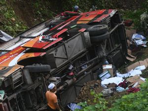 Potret Bus Santri yang Masuk Jurang di Parimo Sulteng, 3 Orang Tewas