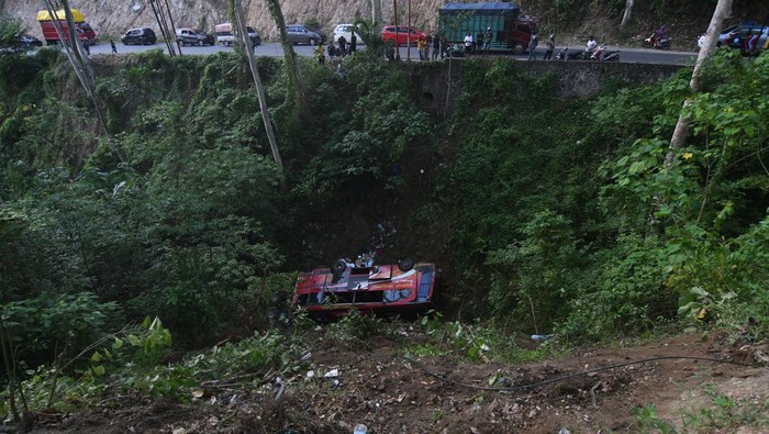 Kondisi Bus Santri yang Masuk Jurang di Parimo Sulteng, 3 Orang Tewas Seorang pria berada di sekitar bus pengangkut santri yang masuk ke jurang di kawasan Pegunungan Kebun Kopi di Parigi Moutong, Sulawesi Tengah, Kamis (4/5/2023). Bus rombongan santri tujuan Pondok Pesantren Gontor Kabupaten Poso tersebut mengalami kecelakaan dan mengakibatkan tiga orang santri meninggal dunia sementara yang lain luka-luka. ANTARA FOTO/Mohamad Hamzah/foc.