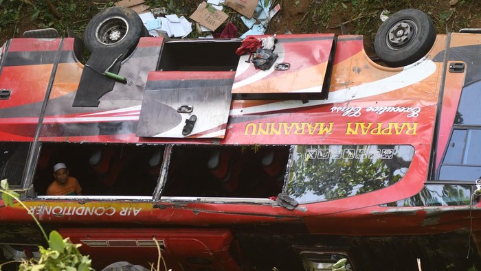 Kondisi Bus Santri yang Masuk Jurang di Parimo Sulteng, 3 Orang Tewas Seorang pria berada di sekitar bus pengangkut santri yang masuk ke jurang di kawasan Pegunungan Kebun Kopi di Parigi Moutong, Sulawesi Tengah, Kamis (4/5/2023). Bus rombongan santri tujuan Pondok Pesantren Gontor Kabupaten Poso tersebut mengalami kecelakaan dan mengakibatkan tiga orang santri meninggal dunia sementara yang lain luka-luka. ANTARA FOTO/Mohamad Hamzah/foc.