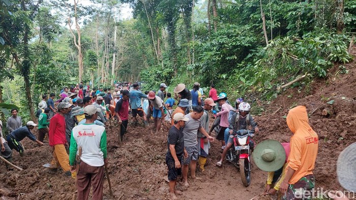 Kondisi jalan di Desa Kaliputih, Kendal, yang tertimbun tanah longsor, Kamis (4/5/2023).