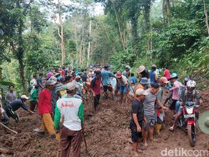 Jalan Desa Kaliputih Kendal Tertimbun Longsor, Warga Terisolir