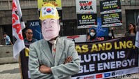 Aksi ini bertepatan dengan pertemuan negara donor terkait pendanaan LNG di Korea Selatan.  