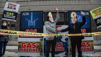 Para pendemo menilai eksploitasi gas alam masih menjadi bagian dari eksploitasi energi fossil yang tak ramah lingkungan.  