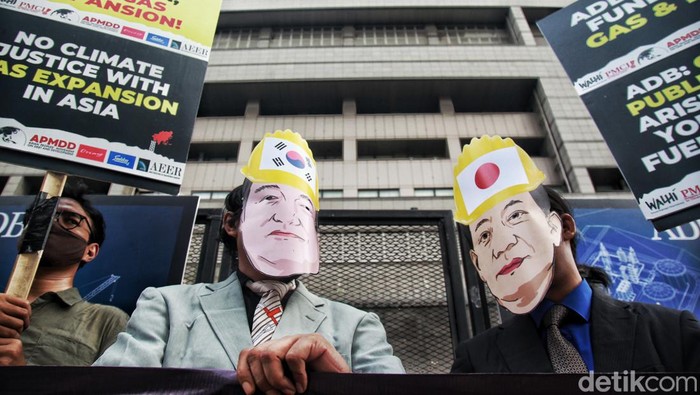 Sejumlah aktivis lingkungan dari Aliansi Masyarakat Sipil Indonesia seperti Wahana Lingkungan Hidup (Walhi) menggelar aksi teatrikal di depan Kedubes Jepang di Jakarta, Kamis (4/5/2023). Mereka menyerukan penghentian investasi dan ekspansi pada proyek-proyek gas dan LNG di berbagai kota-kota besar di Asia.
