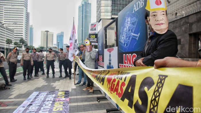 Kritik Pendanaan Gas Alam, Walhi Gelar Aksi Teatrikal di Kedubes Jepang Sejumlah aktivis lingkungan dari Aliansi Masyarakat Sipil Indonesia seperti Wahana Lingkungan Hidup (Walhi) menggelar aksi teatrikal di depan Kedubes Jepang di Jakarta, Kamis (4/5/2023). Mereka menyerukan penghentian investasi dan ekspansi pada proyek-proyek gas dan LNG di berbagai kota-kota besar di Asia.