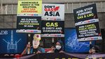 Kritik Pendanaan Gas Alam, Walhi Gelar Aksi Teatrikal di Kedubes Jepang