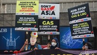 Sejumlah aktivis lingkungan dari Aliansi Masyarakat Sipil Indonesia seperti Wahana Lingkungan Hidup (Walhi) menggelar aksi teatrikal di depan Kedubes Jepang di Jakarta, Kamis (4/5/2023).  