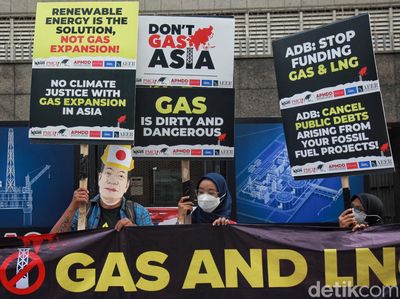 Kritik Pendanaan Gas Alam, Walhi Gelar Aksi Teatrikal di Kedubes Jepang