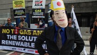 Pendemo membawa sejumlah spanduk tuntutan, poster dan foto wajah penimpin Jepang dan Korsel.  