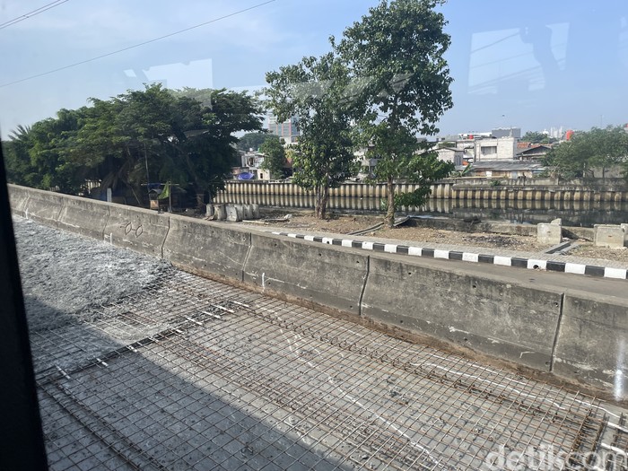 Lalin Jalan Daan Mogot arah Kalideres macet imbas pengecoran jalan di Flyover Pesing, Kamis (4/5/2023) pagi.