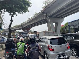 Ada Pengecoran Jalan di Flyover Pesing, Lalin Daan Mogot Macet Parah