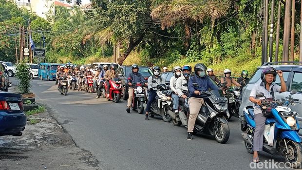 Lalin Jalan Raya Cirendeu, Tangerang Selatan yang mengarah ke Jakarta, Kamis (4/5/2023) pagi macet.