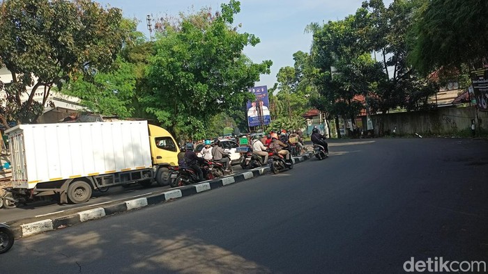 Lalin Jalan Raya Cirendeu, Tangerang Selatan yang mengarah ke Jakarta, Kamis (4/5/2023) pagi macet.