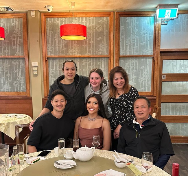 Millen sendiri sudah mengenalkan Lionel ke keluarganya, begitupun dengan Lionel. Terlihat jika keluarga Lionel pun sudah menerima Millen Cyrus dengan baik. Foto: Instagram/@lionel.lee_