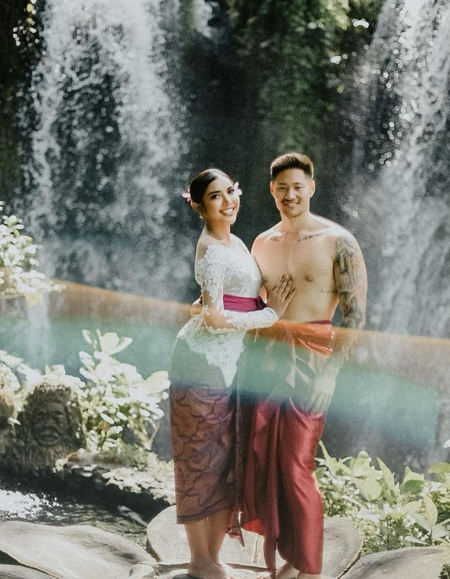 Meski Lionel terlihat macho dengan sejumlah tato dan otot di tubuhnya, namun belakangan tunangan Millen Cyrus itu digosipkan netizen bahwa sebenarnya aslinya seorang wanita. Foto: Instagram/@lionel.lee_