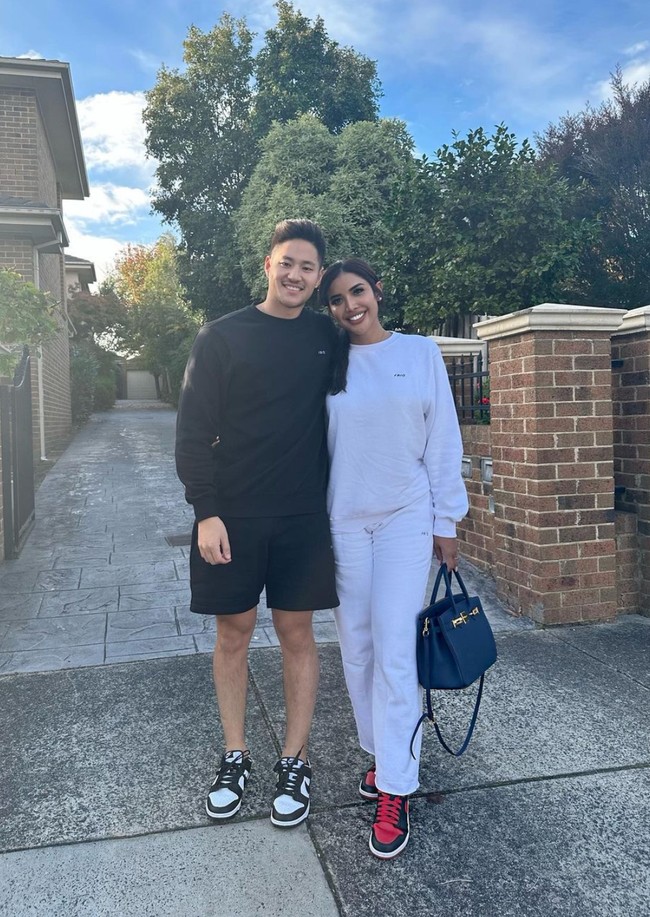 Bukan tanpa alasan, beberapa netizen menilai jika bentuk tubuh Lionel, terutama bagian kakinya terlihat seperti wanita. Tak hanya itu saja, gaya dan paras Lionel juga disebut terlihat sedikit feminin. Foto: Instagram/@lionel.lee_