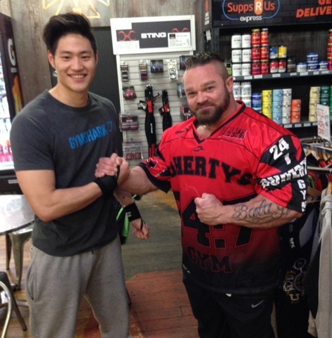 Otot di tubuh Lionel diketahui didapatkannya karena ia gemar berolahraga. Begini potret lawasnya dengan wajah mulus tanpa brewok tipis. Foto: Instagram/@lionel.lee_