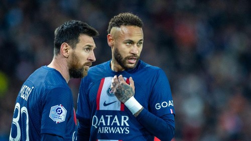 PARIS, FRANCE - January 11:   Lionel Messi #30 of Paris Saint-Germain and Neymar #10 of Paris Saint-Germain prepare to take a free kick during the Paris Saint-Germain V Angers, French Ligue 1 regular season match at Parc des Princes on January 11th 2022 in Paris, France (Photo by Tim Clayton/Corbis via Getty Images)