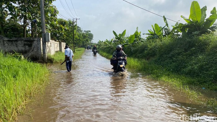 Luapan air Sungai Cileruh membuat akses jalan alternatif penghubung Kabupaten Bandung dan Kota Bandung tergenang banjir, Kamis (4/5/2023).