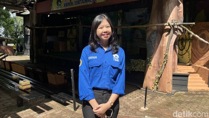 Lupita Sari, animal keeper di Kebun Binatang Bandung.