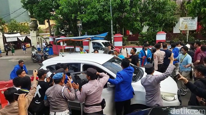 Massa PMII Pandeglang mengejar mobil yang menabrak anggotanya. (Aris/detikcom)