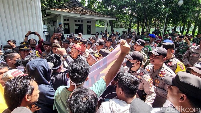 Massa sempat terlibat saling dorong dengan polisi dalam demo di DPRD Kabupaten Sukabumi, Kamis (4/5/2023).