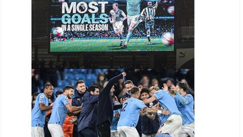 Haaland menjadi pemain yang paling banyak mencetak gol dalam satu musim Premier League. Pria berusia 22 tahun itu melewati torehan 34 gol Andy Cole pada musim 1993/1994 dan Alan Shearer dengan jumlah gol yang sama pada musim 1994/1995. Foto: Twitter