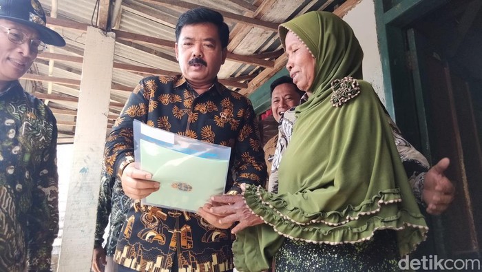 menteri atr bpn membagikan sertifikat LSt