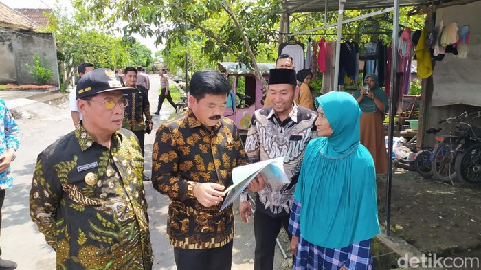 menteri atr/bpn bagikan sertifikat di lamongan