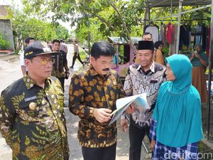 Tangis Senang Warga Lamongan Saat Diberi Menteri ATR/BPN Sertifikat LSD
