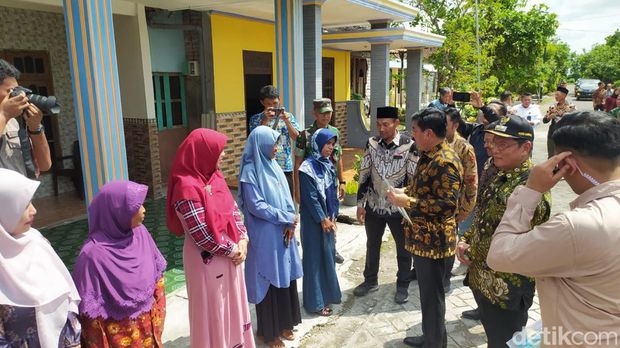 menteri atr/bpn bagikan sertifikat di lamongan