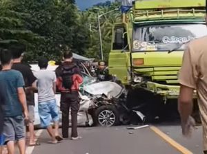Minibus Hilang Kendali Tabrak Truk di Majene, 4 Orang Luka