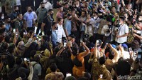 Warga ramai-ramai mengabadikan kedatangan Jokowi.