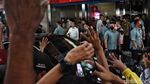 Momen Jokowi Dikerubungi Warga Saat Tinjau Pasar Tanah Abang