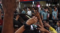 Jokowi juga membalas lambaian tangan warga dan pedagang pasar.
