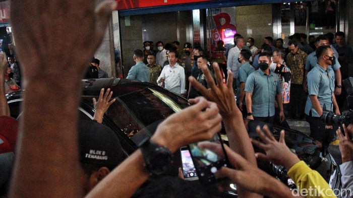 Presiden Jokowi meninjau Blok A Pasar Tanah Abang, Jakarta Pusat, Kamis (4/5/2023). Orang nomor satu RI itu langsung dikerumuni warga yang ingin menyambutnya.