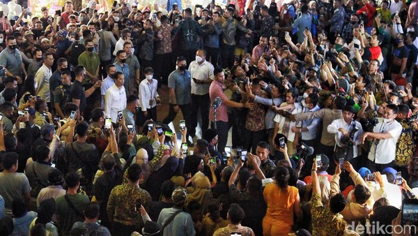 Momen Jokowi Dikerubungi Warga Saat Tinjau Pasar Tanah Abang