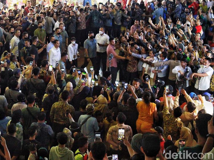 Momen Jokowi Dikerubungi Warga Saat Tinjau Pasar Tanah Abang