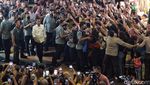 Momen Jokowi Dikerubungi Warga Saat Tinjau Pasar Tanah Abang