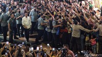 Jokowi langsung disambut oleh pengunjung di lobi Pasar Tanah Abang.