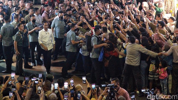 Momen Jokowi Dikerubungi Warga Saat Tinjau Pasar Tanah Abang Presiden Jokowi meninjau Blok A Pasar Tanah Abang, Jakarta Pusat, Kamis (4/5/2023). Orang nomor satu RI itu langsung dikerumuni warga yang ingin menyambutnya.