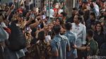 Momen Jokowi Dikerubungi Warga Saat Tinjau Pasar Tanah Abang