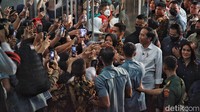 Warga berebut untuk bersalaman dengan Jokowi.