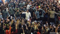 Sesekali Jokowi juga terlihat berbincang dengan pengunjung.